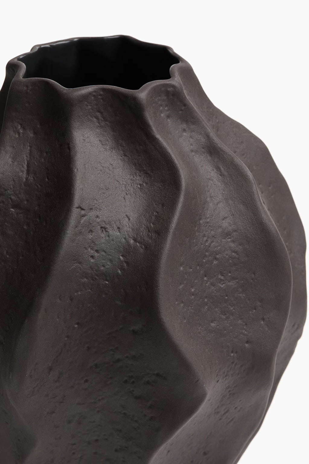 JARRÓN NEGRO RELIEVE ONDULADO