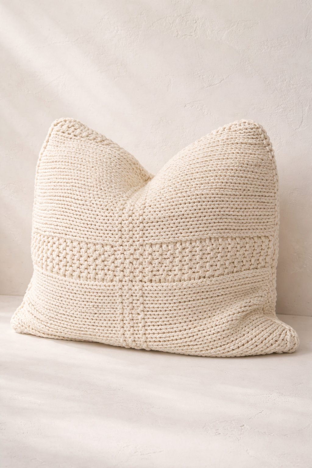 Cojin  beige con relieve