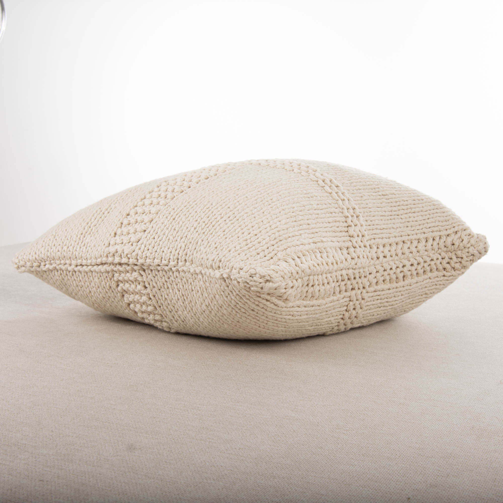 Cojin  beige con relieve